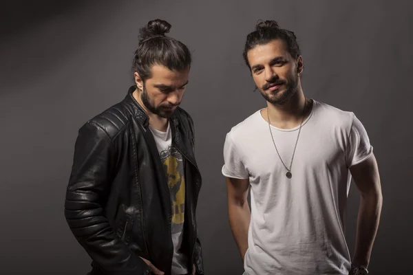 Deux hommes avec une barbe et un chignon — Photo