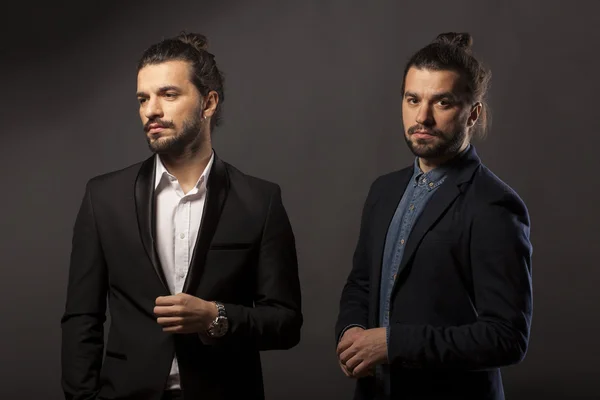 Deux hommes avec une barbe et un chignon — Photo