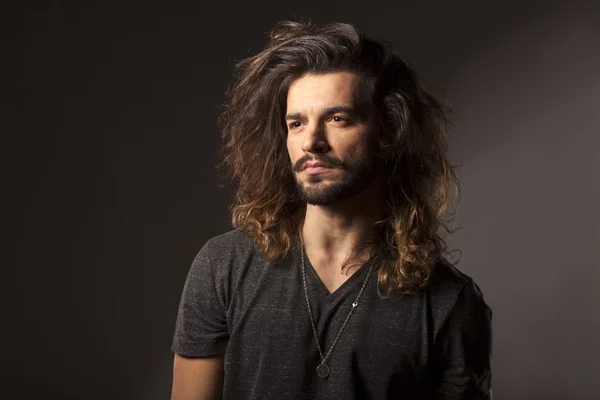 Uomo con barba e capelli lunghi — Foto Stock