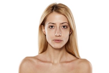 makyaj olmadan ciddi sarışın