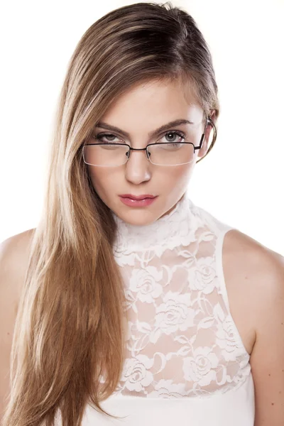 Verdächtiges Mädchen mit Brille — Stockfoto