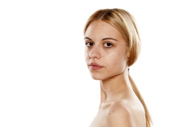 makyaj olmadan ciddi kadın