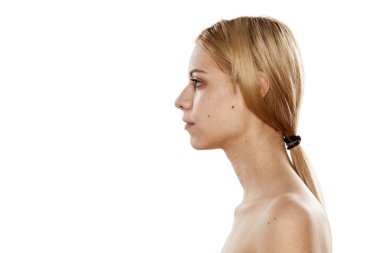 makyaj olmadan ciddi kadın