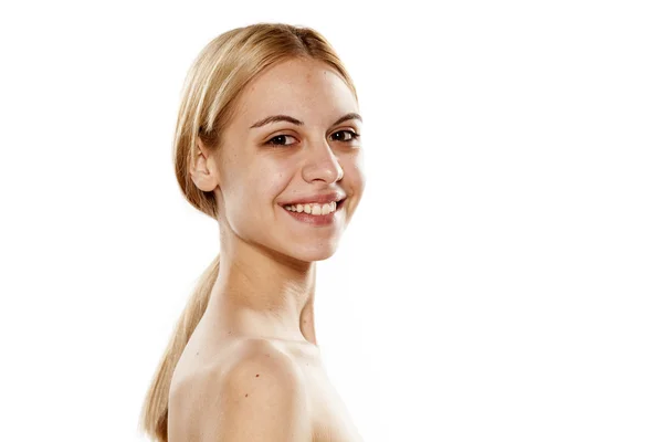 Mujer sonriente sin maquillaje —  Fotos de Stock