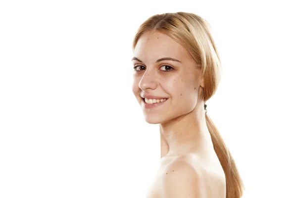 Mujer sonriente sin maquillaje — Foto de Stock