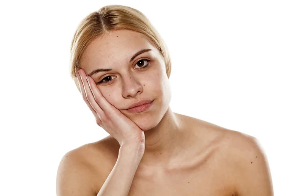 Mujer aburrida sin maquillaje — Foto de Stock