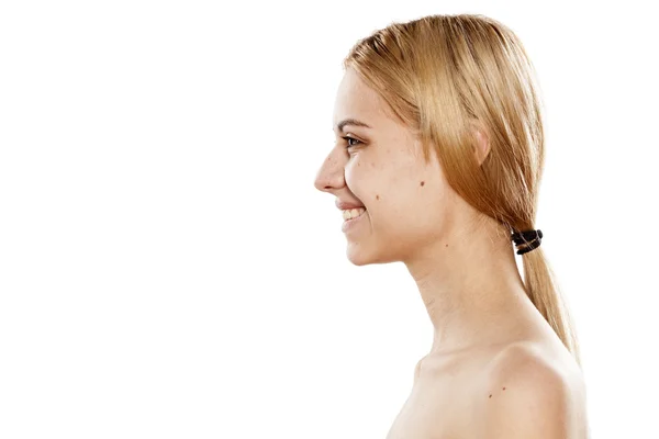 Usmívající se žena bez make-upu — Stock fotografie