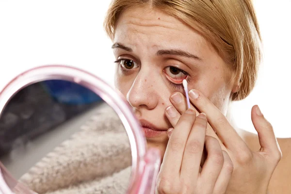 Makeup removal — Stock Photo, Image