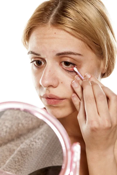 Makeup removal — Stock Photo, Image