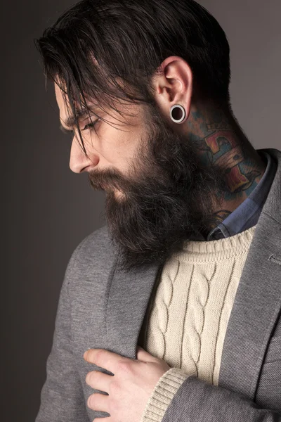 Barba, tatuajes y piercing en la oreja — Foto de Stock