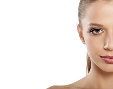 güzel sarışın gülümseyerek