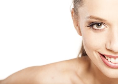 sarışın gülümseyerek