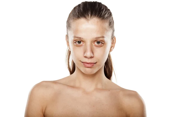 Mujer sonriente sin maquillaje — Foto de Stock