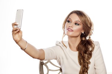 Kadın selfie çekiyor.