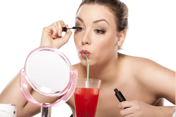 Make up and cocktail — Stock Photo, Image