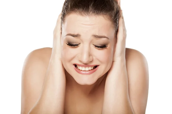 Frau schließt die Ohren — Stockfoto