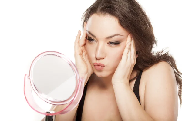 Woman tightens her face — Stock Photo, Image