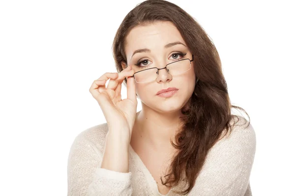 Moe vrouw met glazen — Stockfoto