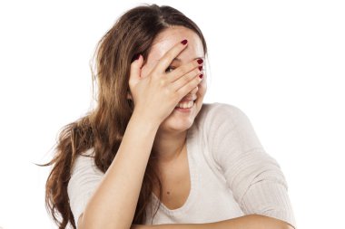 utangaç ve gülümseyerek