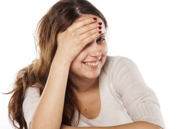 utangaç ve gülümseyen kadın