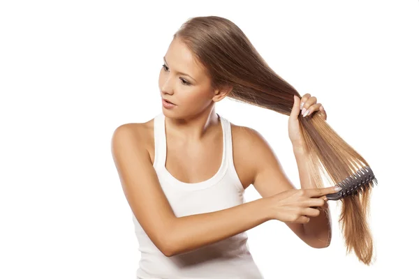 Pentear o cabelo — Fotografia de Stock