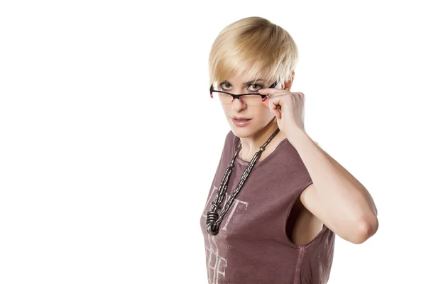 Wütende Blondine mit Brille — Stockfoto