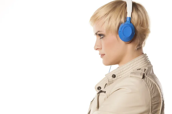 Blondin med headset — Stockfoto