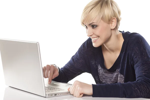 Blonde met een laptop — Stockfoto