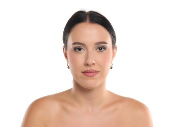 Siyah saçlı, makyajlı, beyaz arka planda parlak dudaklı bir kadının stüdyo fotoğrafı.