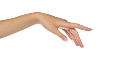 Beyaz arka planda zarif bir jest yaparak zarif parmakları ve çıplak manikürü olan bir kadın eli stüdyosu.