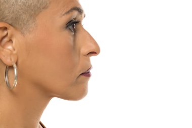 Geleceğe bakan kel bir kadının yakın profili, farkındalık, kimlik, akıl sağlığı, kişisel büyüme, sosyal kampanya, yazı işleri, yaşam tarzı kullanımı kavramı