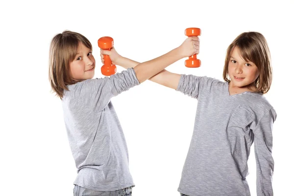 Gemelos haciendo ejercicio — Foto de Stock