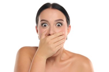 Stüdyoda, beyaz bir arka planda elleri ile siyah saçlı, şaşırmış bir kadının fotoğrafı.