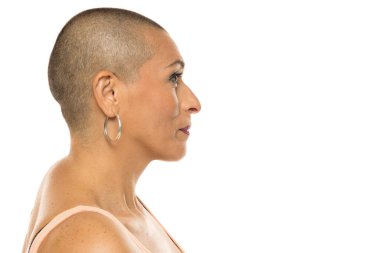 İleriye bakan kel kadının yan profili, öz farkındalık, kimlik, yaşam tarzı, yazı işleri, güzellik standartları, ruh sağlığı, vücut pozitifliği