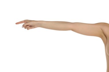 Stüdyoda, beyaz bir arka planda, parmağını öne doğru uzatmış bir kadının fotoğrafı..