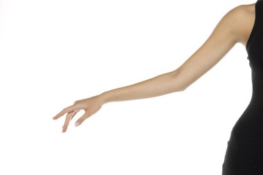 Beyaz arka planda zarif el hareketlerini gösteren siyah kolsuz elbiseli zarif bayan kolunun yakın çekimi.