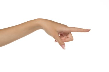 Beyaz arka planda işaret parmağıyla doğal manikürlü kadın eli yakın çekim.