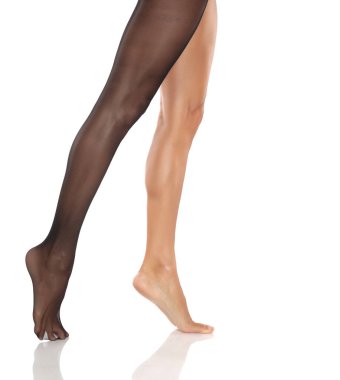 Siyah külotlu çorap ve parmak uçlarında çıplak ayakla şık bir moda pozu, beyaz arka planda stüdyo çekimi..