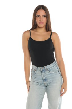 Siyah kolsuz bluz ve kot giyen genç bir kadının stüdyo fotoğrafı. Beyaz arka planda doğal güzellik portresi..