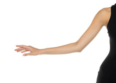 Beyaz arka planda zarif el hareketlerini gösteren siyah kolsuz elbiseli zarif bayan kolunun yakın çekimi.