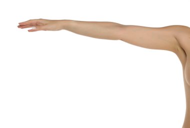 Bir kadının kolunun stüdyo fotoğrafı beyaz bir arka planda gövdesinin ön görüntüsüne doğru uzanıyor.