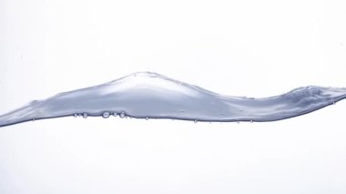 Stüdyonun arka planında temiz bir su dalgasının yavaş çekim görüntüsü..