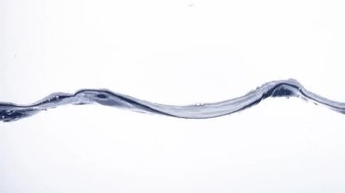 Stüdyonun arka planında temiz bir su dalgasının yavaş çekim görüntüsü..