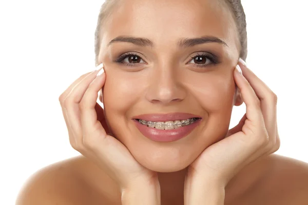 diş teli ile gülümseyen kadın