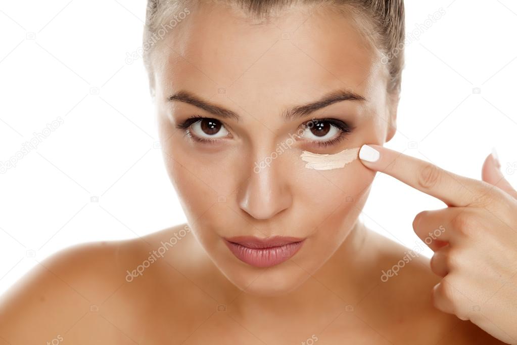 woman applying concealer