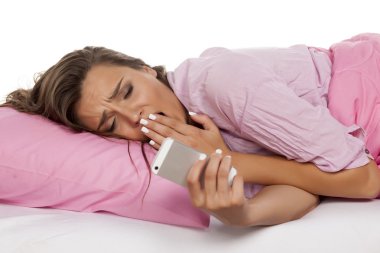 yastığının üstünde a telefon ile uyuyan kadın