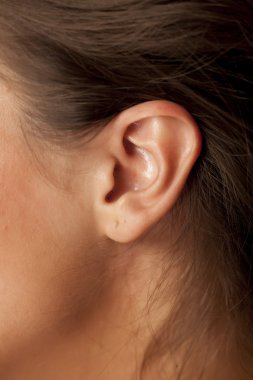 Kadının kulak takı olmadan