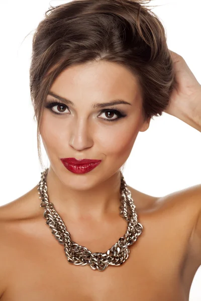 Vacker kvinna med halsband — Stockfoto