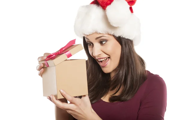 Mulher com chapéu de Papai Noel e um presente — Fotografia de Stock