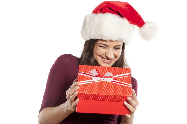 Santa Claus şapka ve bir hediye kadın ile — Stok fotoğraf